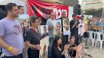 יוכבד ליפשיץ בסוכת מחדל 7.10, כיכר החטופים, 28 בספטמבר 2026