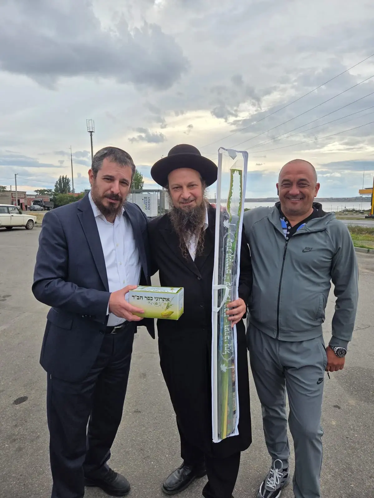יונתן קרלינסקי שנעצר וגויס לצבא אוקראינה מקבל ארבעת המינים משליח חב"ד הרב ויגלר בערב חג הסוכות יונתן קרלינסקי שנעצר וגויס לצבא אוקראינה מקבל ארבעת המינים משליח חב"ד הרב ויגלר בערב חג הסוכות