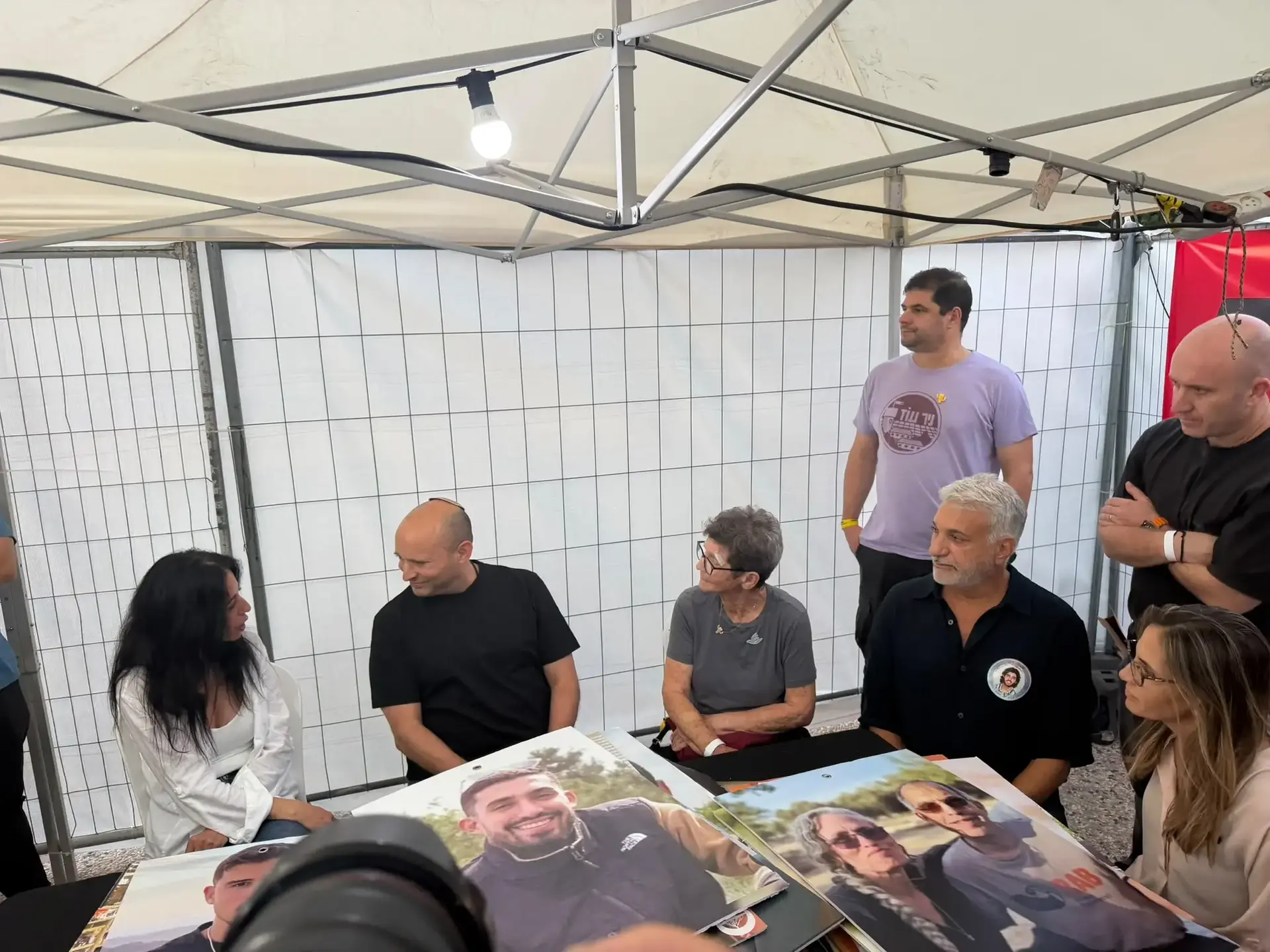 נפתלי בנט, ראש הממשלה לשעבר ויו״ר ׳ביחד׳, הגיע כעת לתמוך בנפגעות ונפגעי המחדל בסוכת המחדל בכיכר החטופים. נפתלי בנט, ראש הממשלה לשעבר ויו״ר ׳ביחד׳, הגיע כעת לתמוך בנפגעות ונפגעי המחדל בסוכת המחדל בכיכר החטופים.