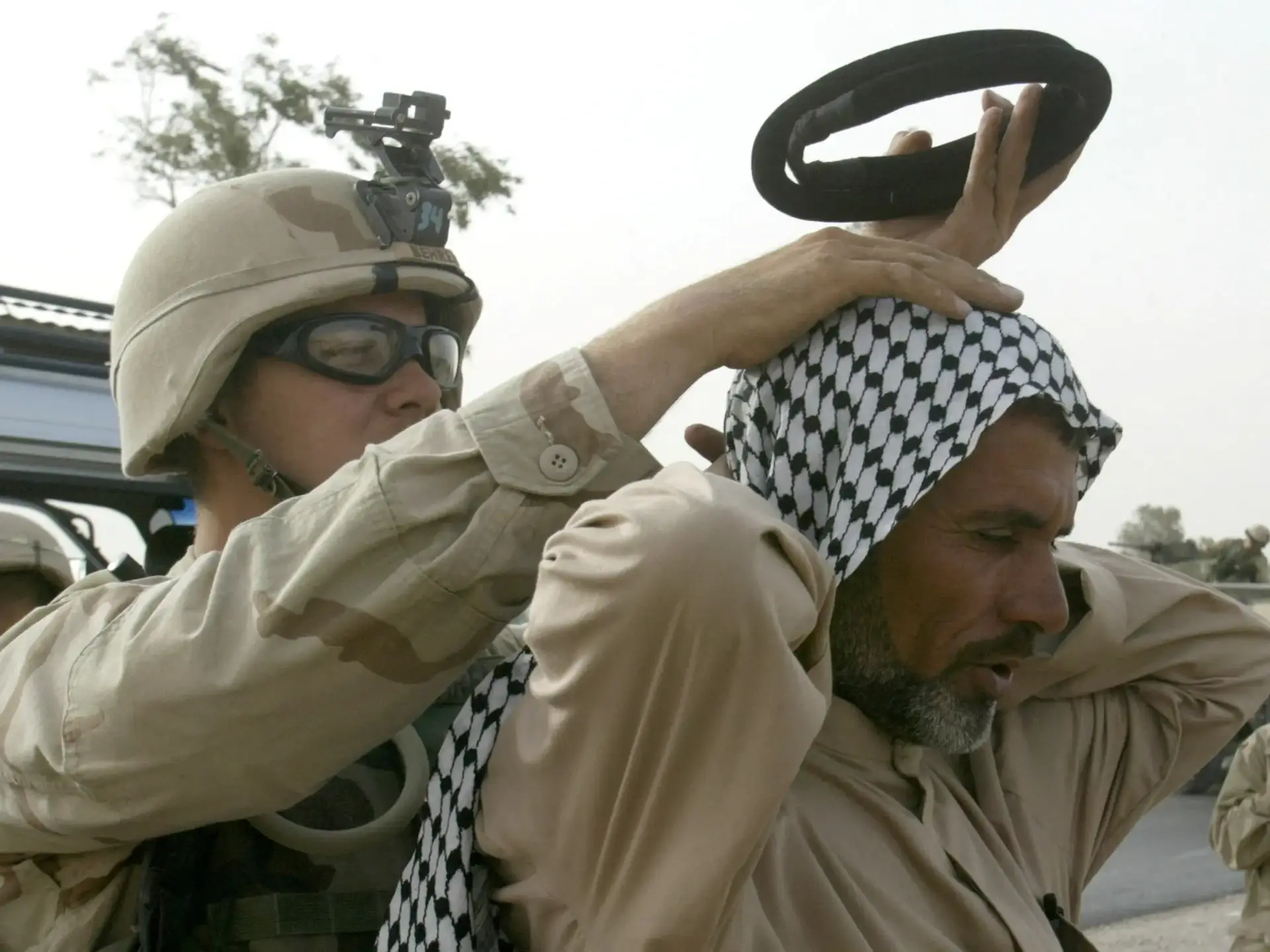 חייל אמריקני מבצע חיפוש על אזרח עיראקי חייל אמריקני מבצע חיפוש על אזרח עיראקי