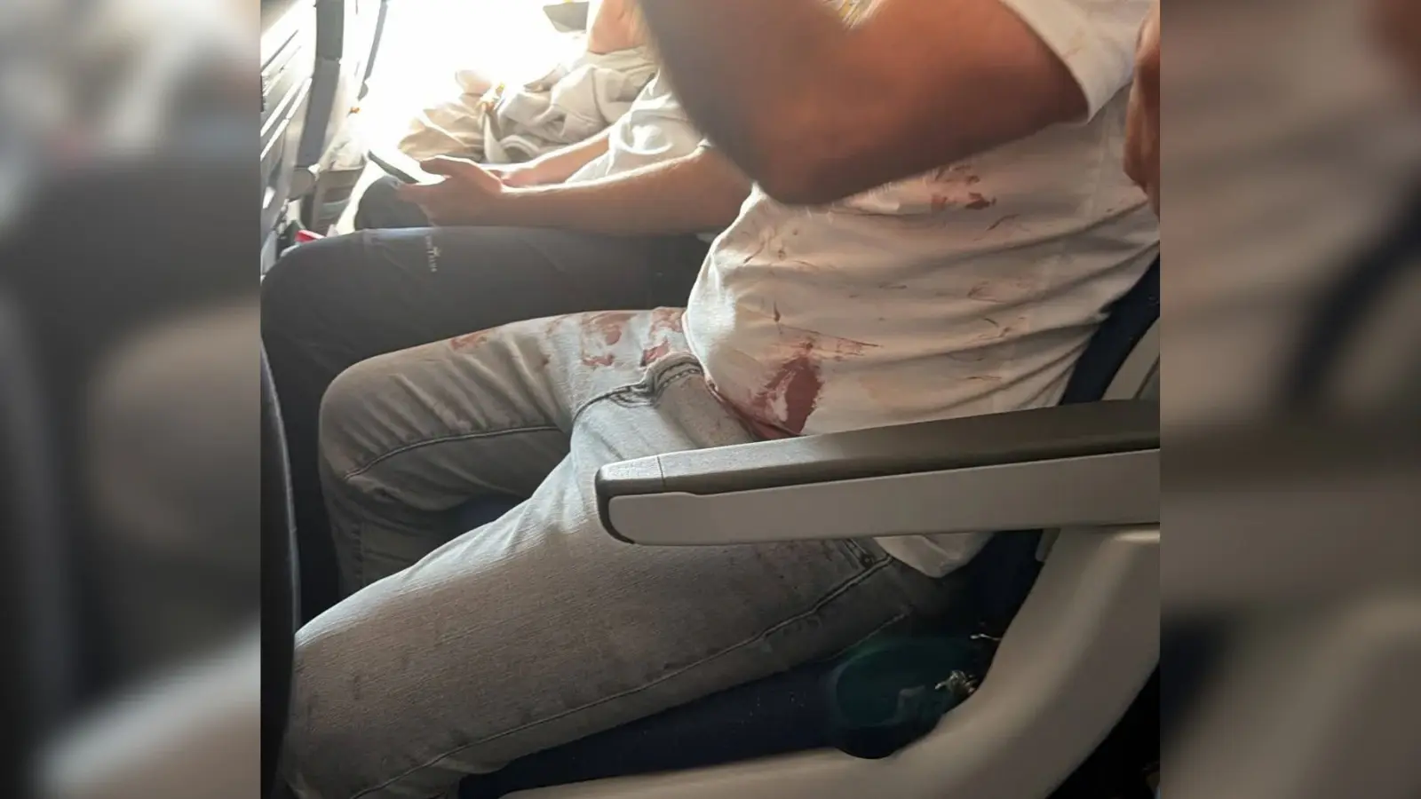 נוסעים מוכתמים בדם, טיסה מדובאי לתל אביב שעצרה בסעודיה נוסעים מוכתמים בדם, טיסה מדובאי לתל אביב שעצרה בסעודיה