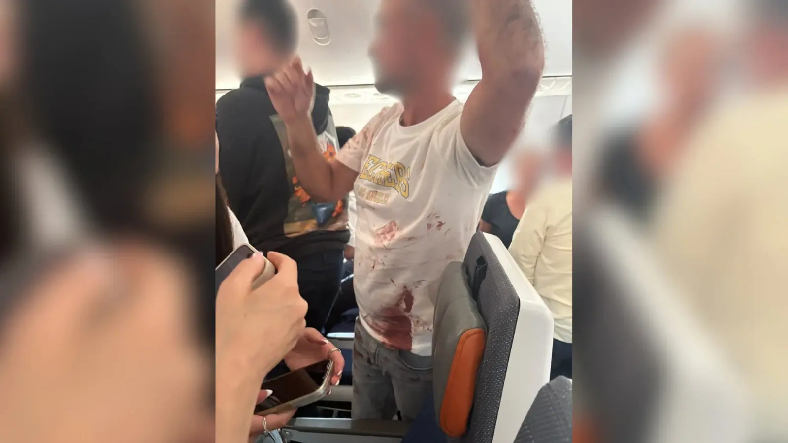 נוסעים מוכתמים בדם, טיסה מדובאי לתל אביב שעצרה בסעודיה
