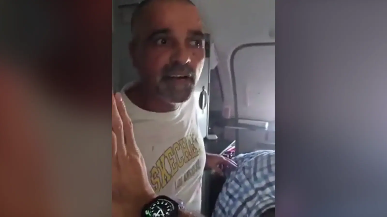 תיעוד הנוסעים: טיסה מדובאי לתל אביב שעצרה בסעודיה תיעוד הנוסעים: טיסה מדובאי לתל אביב שעצרה בסעודיה
