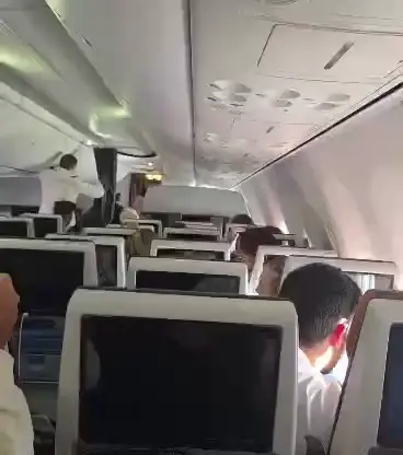 תיעוד הנוסעים: טיסה מדובאי לתל אביב שעצרה בסעודיה, צלילת המטוס תיעוד הנוסעים: טיסה מדובאי לתל אביב שעצרה בסעודיה, צלילת המטוס