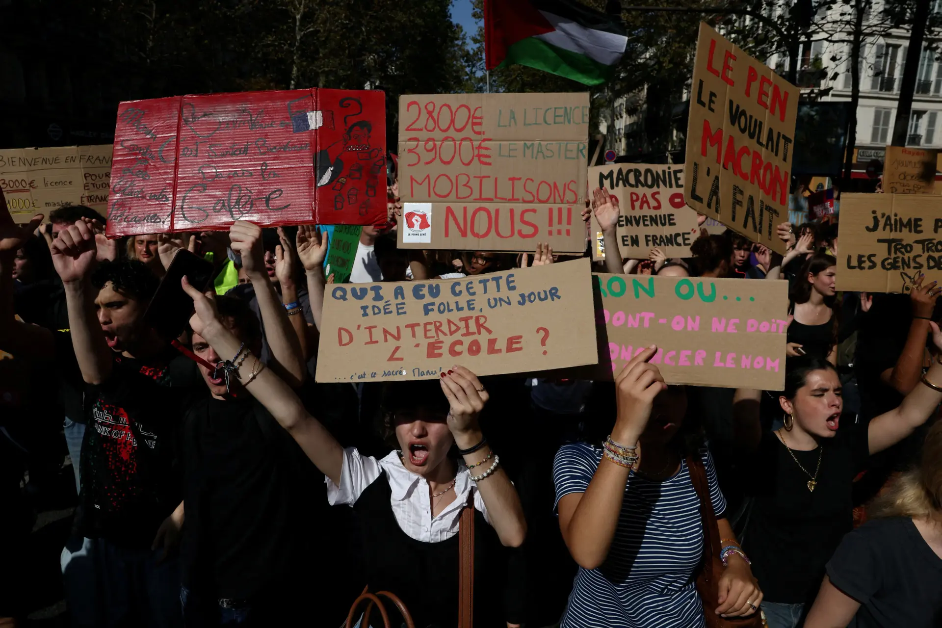 הפגנות בצרפת נגד התקציב הפגנות בצרפת נגד התקציב