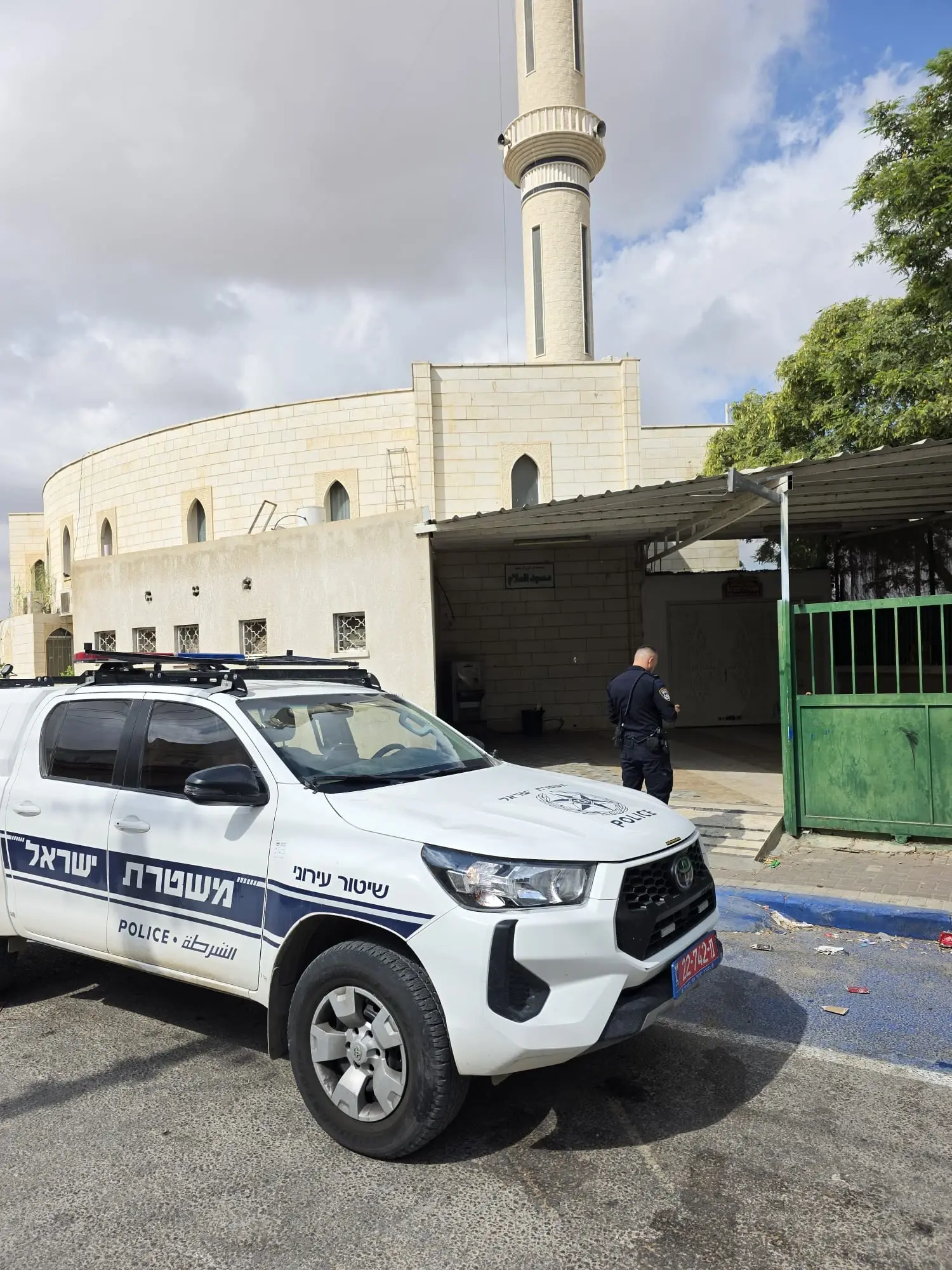 שוטרים רושמים דוחות למסגדים בחורה ותל שבע שוטרים רושמים דוחות למסגדים בחורה ותל שבע