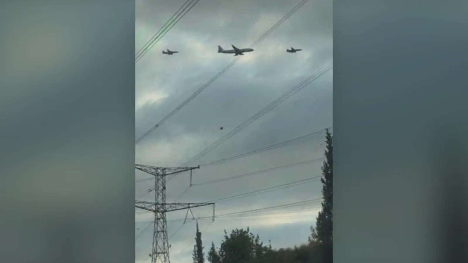 המטוס מקבל ליווי של מטוסי קרב ומתקרב לנחיתה
