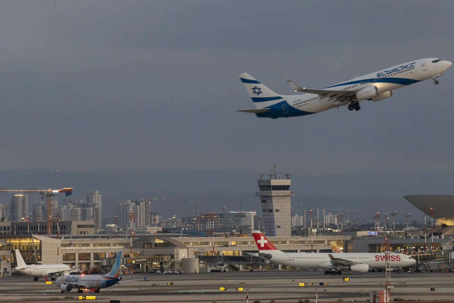 מטוס של חברת "פליי-דובאי" (Flydubai) ועליו נוסעים מטיסה FZ1073 נוחת בנמל התעופה הבינלאומי בן-גוריון ליד תל אביב, לאחר שחשד לפיגוע בטיסה המקורית מדובאי לישראל אילץ נחיתת חירום בערב הסעודית; 30 בספטמבר 2026. מטוס של חברת "פליי-דובאי" (Flydubai) ועליו נוסעים מטיסה FZ1073 נוחת בנמל התעופה הבינלאומי בן-גוריון ליד תל אביב, לאחר שחשד לפיגוע בטיסה המקורית מדובאי לישראל אילץ נחיתת חירום בערב הסעודית; 30 בספטמבר 2026.
