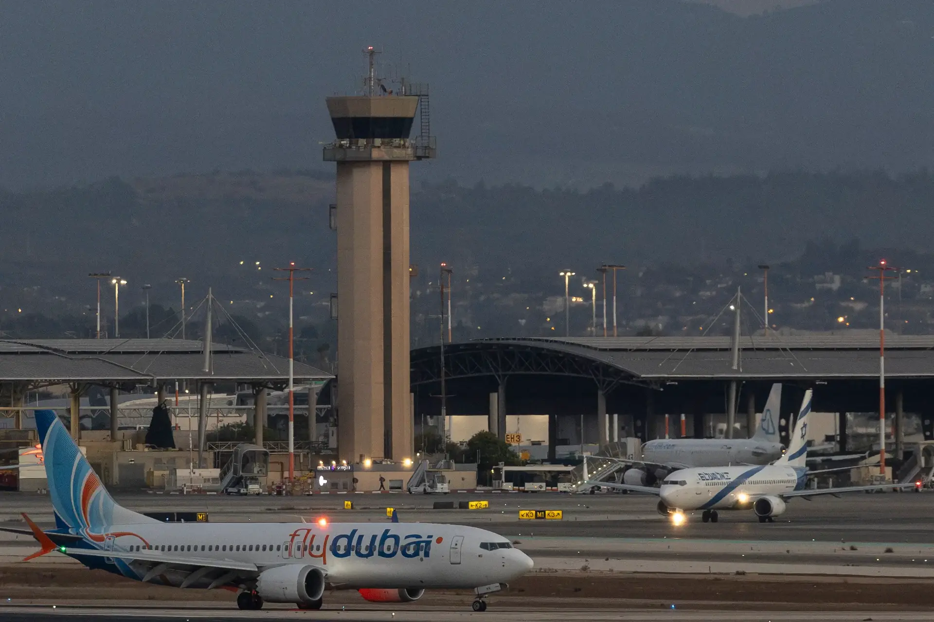 מטוס של חברת "פליי-דובאי" (Flydubai) ועליו נוסעים מטיסה FZ1073 נוחת בנמל התעופה הבינלאומי בן-גוריון ליד תל אביב, לאחר שחשד לפיגוע בטיסה המקורית מדובאי לישראל אילץ נחיתת חירום בערב הסעודית; 30 בספטמבר 2026. מטוס של חברת "פליי-דובאי" (Flydubai) ועליו נוסעים מטיסה FZ1073 נוחת בנמל התעופה הבינלאומי בן-גוריון ליד תל אביב, לאחר שחשד לפיגוע בטיסה המקורית מדובאי לישראל אילץ נחיתת חירום בערב הסעודית; 30 בספטמבר 2026.