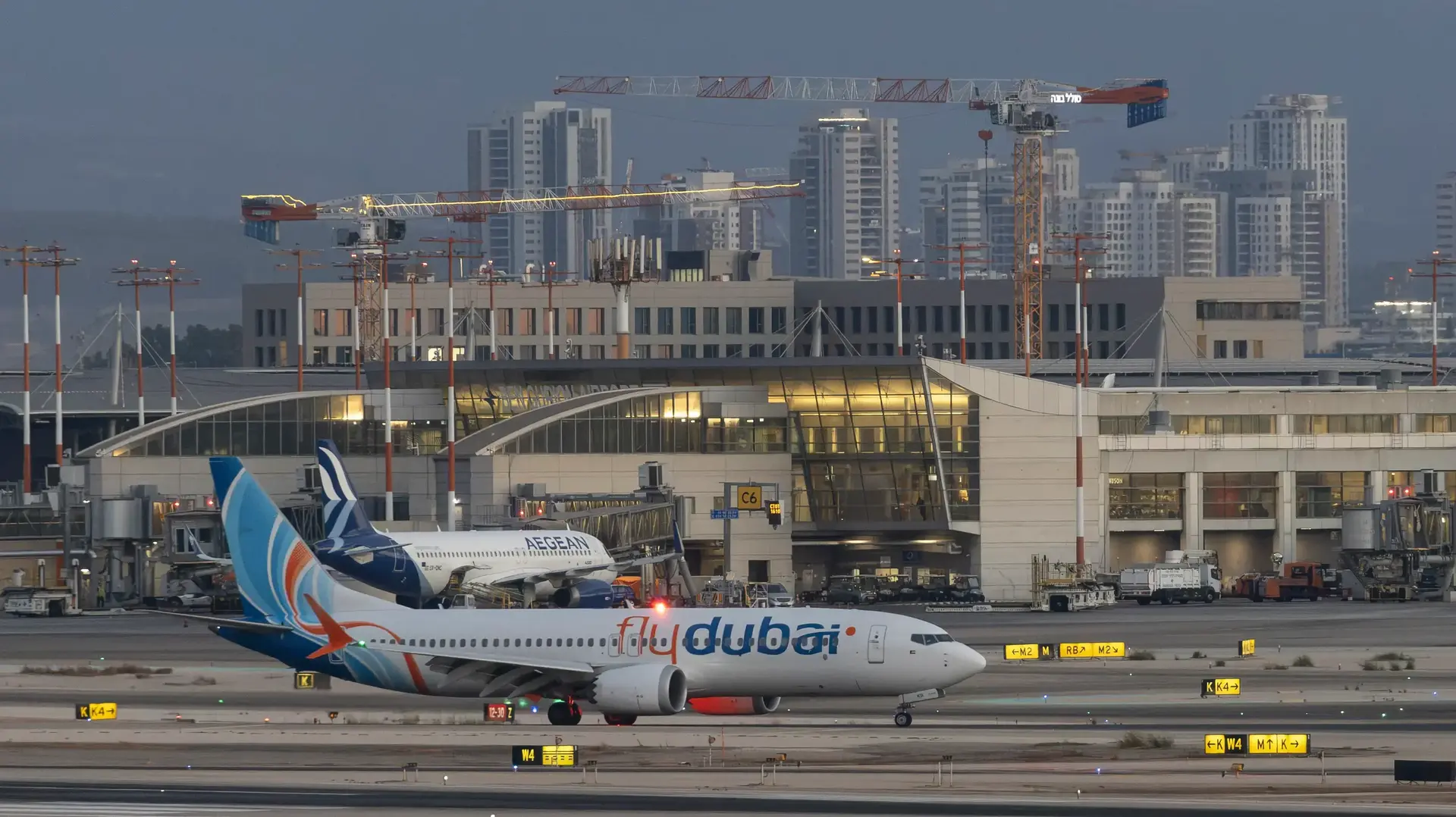 מטוס של חברת "פליי-דובאי" (Flydubai) ועליו נוסעים מטיסה FZ1073 נוחת בנמל התעופה הבינלאומי בן-גוריון ליד תל אביב, לאחר שחשד לפיגוע בטיסה המקורית מדובאי לישראל אילץ נחיתת חירום בערב הסעודית; 30 בספטמבר 2026. מטוס של חברת "פליי-דובאי" (Flydubai) ועליו נוסעים מטיסה FZ1073 נוחת בנמל התעופה הבינלאומי בן-גוריון ליד תל אביב, לאחר שחשד לפיגוע בטיסה המקורית מדובאי לישראל אילץ נחיתת חירום בערב הסעודית; 30 בספטמבר 2026.