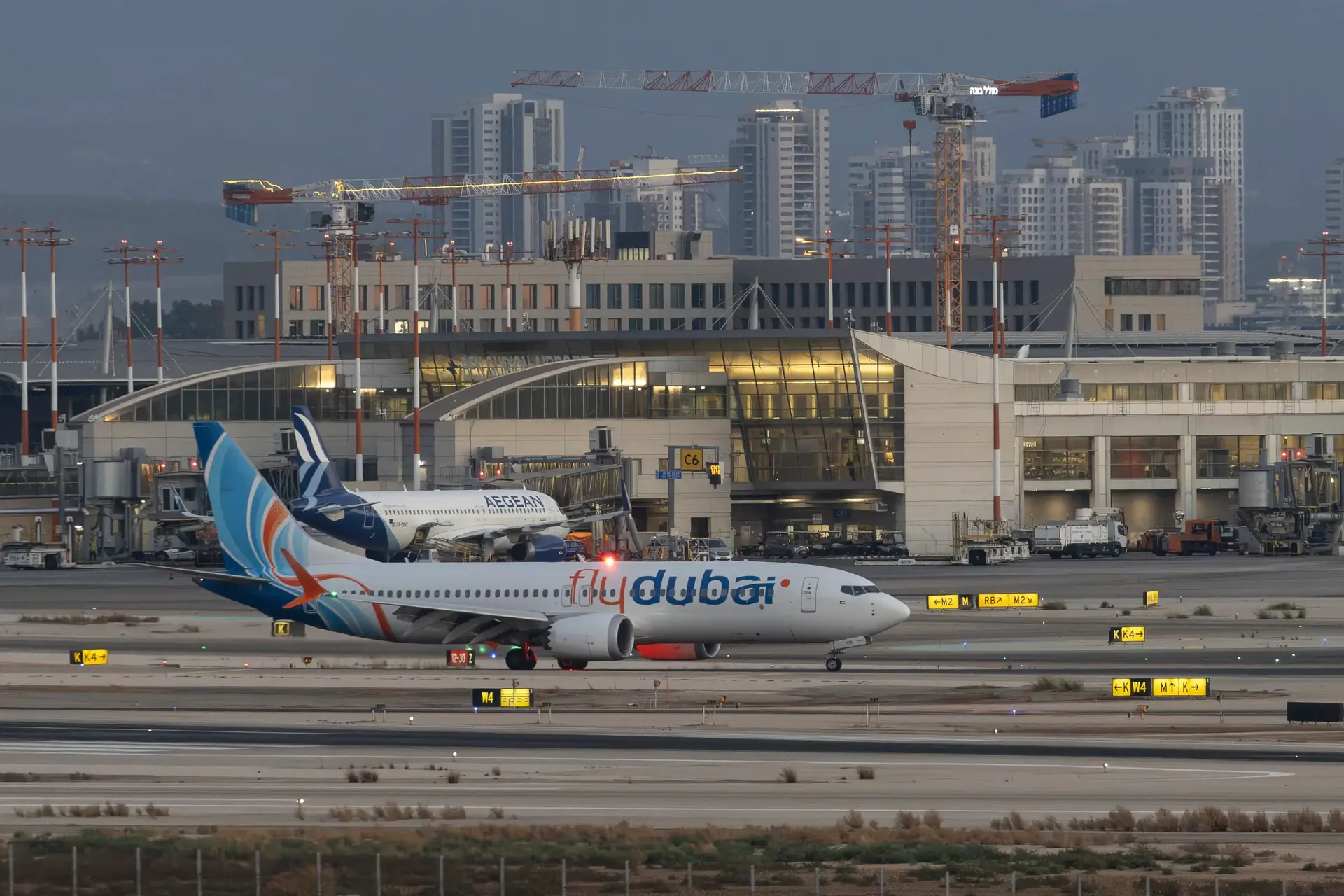 מטוס של חברת "פליי-דובאי" (Flydubai) ועליו נוסעים מטיסה FZ1073 נוחת בנמל התעופה הבינלאומי בן-גוריון ליד תל אביב, לאחר שחשד לפיגוע בטיסה המקורית מדובאי לישראל אילץ נחיתת חירום בערב הסעודית; 30 בספטמבר 2026. 