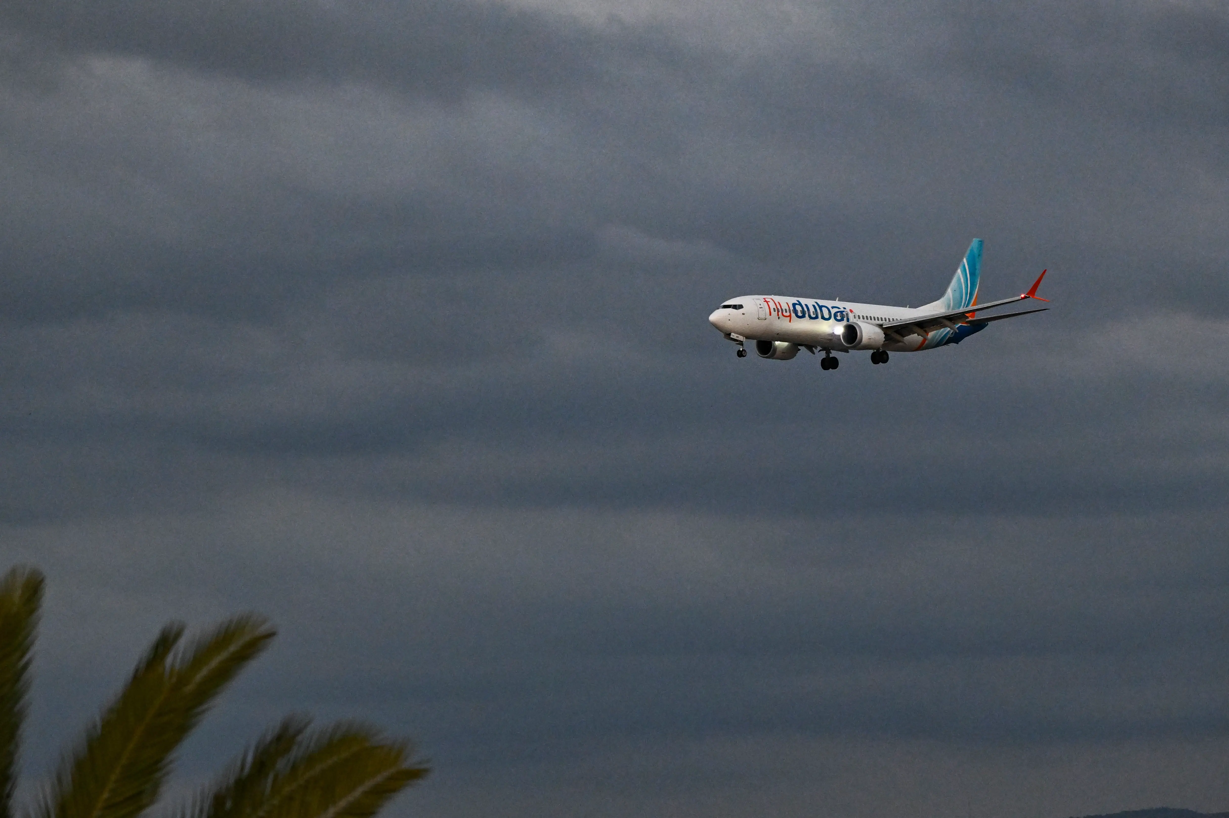 מטוס של חברת "פליי-דובאי" (Flydubai) ועליו נוסעים מטיסה FZ1073 נוחת בנמל התעופה הבינלאומי בן-גוריון ליד תל אביב, לאחר שחשד לפיגוע בטיסה המקורית מדובאי לישראל אילץ נחיתת חירום בערב הסעודית; 30 בספטמבר 2026. 