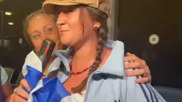 מרים שירה אוחיון, שהייתה בטיסת פליי דובאי בדרכה לישראל לאזכרת אחיה שנרצח בנובה, מברכת ברכת הגומל ברגע מרגש עם שובה לארץ
