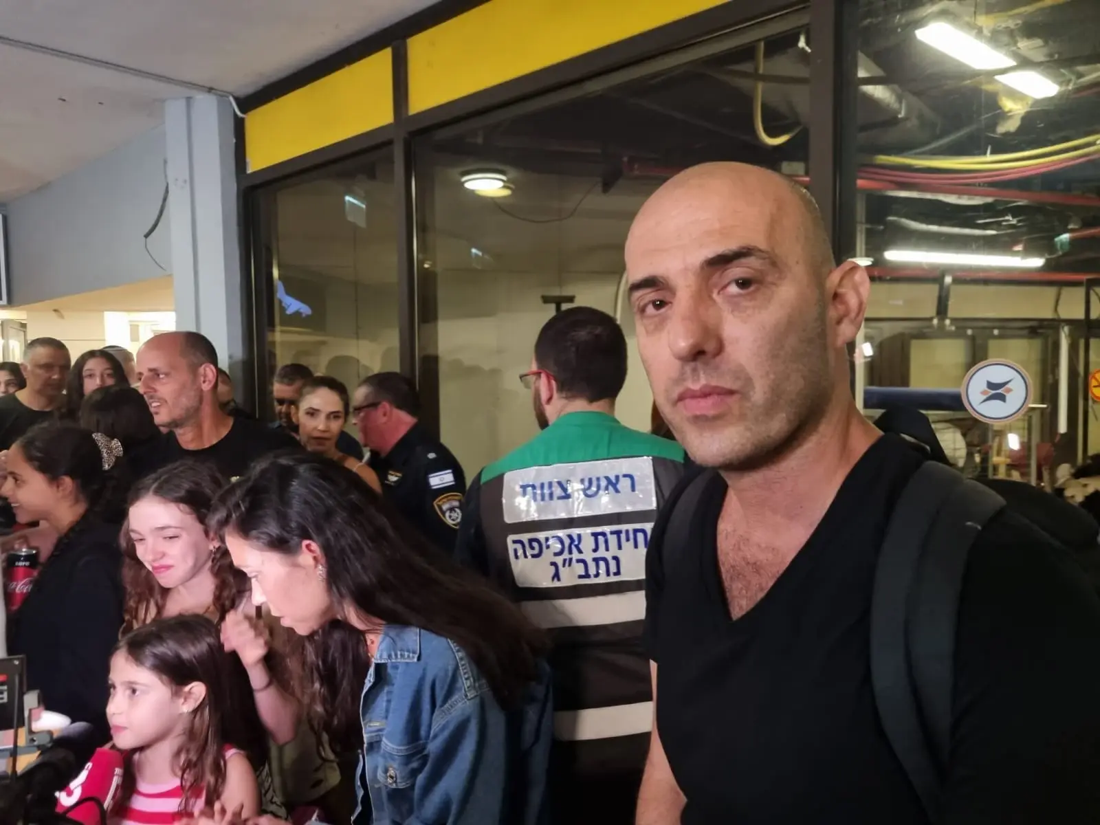 צביקה, אחד הנוסעים שעזר במטוס