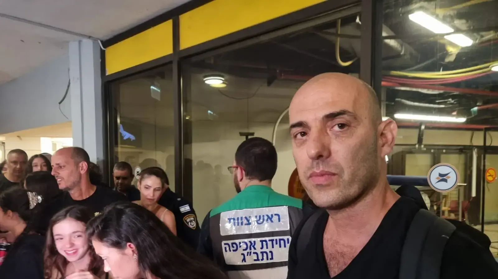 צביקה, אחד הנוסעים שעזר במטוס