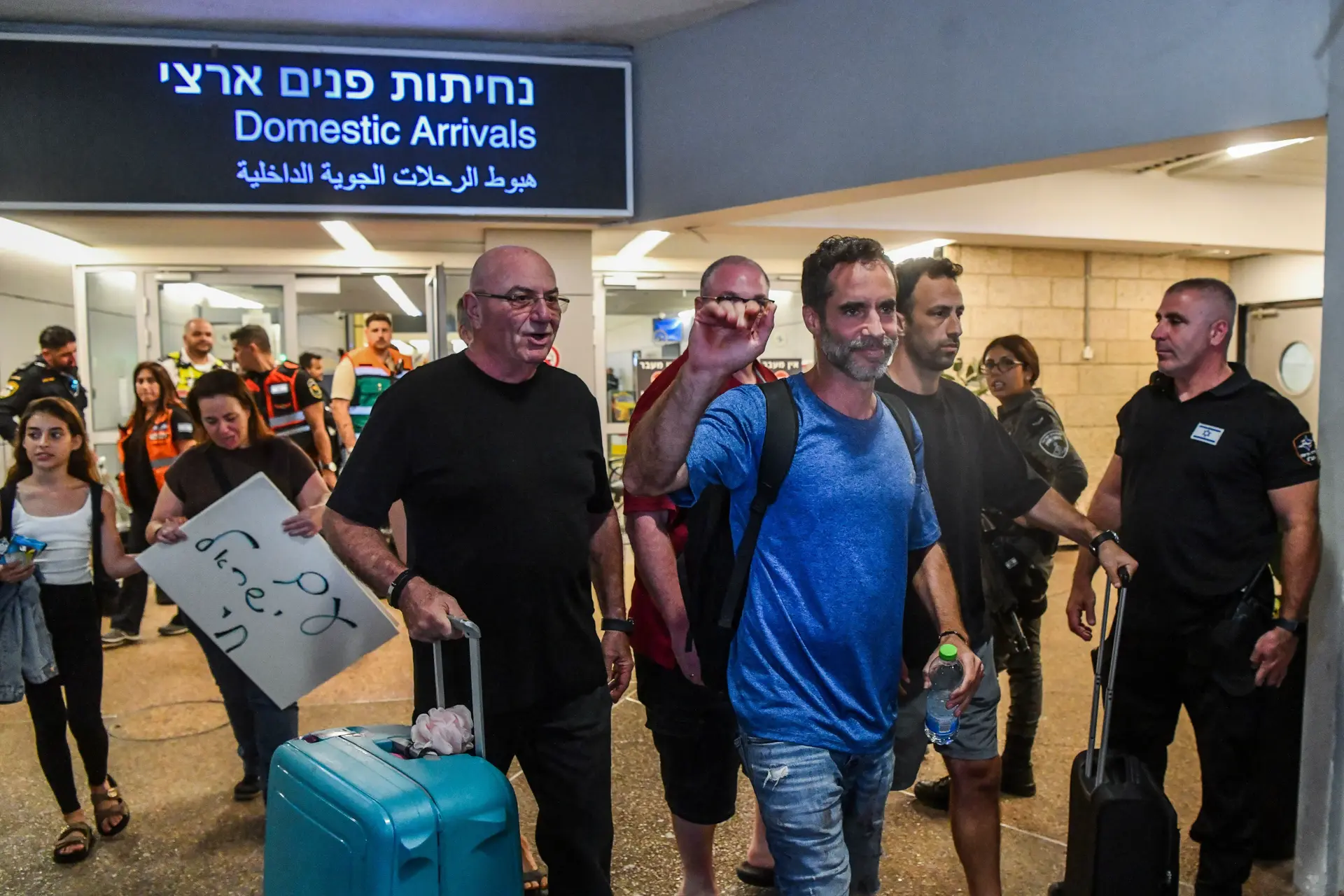 נוסעים מטיסה FZ1073 של חברת "פליי-דובאי" הולכים עם בני משפחותיהם באולם הנחיתות בנמל התעופה הבינלאומי בן-גוריון ליד תל אביב, לאחר שטיסתם המקורית מדובאי לישראל הוסטה לסעודיה בעקבות חשד לפיגוע טרור, 30 בספטמבר 2026. נוסעים מטיסה FZ1073 של חברת "פליי-דובאי" הולכים עם בני משפחותיהם באולם הנחיתות בנמל התעופה הבינלאומי בן-גוריון ליד תל אביב, לאחר שטיסתם המקורית מדובאי לישראל הוסטה לסעודיה בעקבות חשד לפיגוע טרור, 30 בספטמבר 2026.